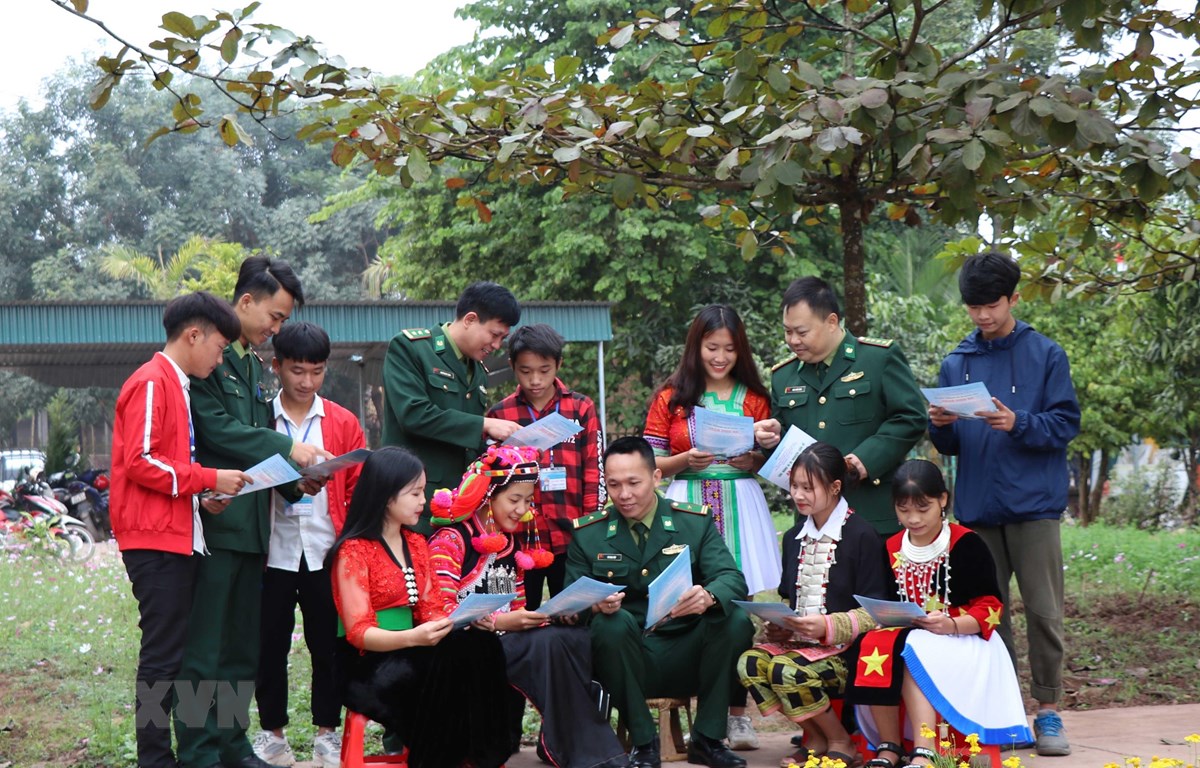Bộ đội Biên phòng tỉnh Điện Biên tuyên truyền, phổ biến pháp luật về an ninh biên giới, chủ quyền lãnh thổ cho các em học sinh các dân tộc tại Trường Trung học phổ thông Mường Nhé (huyện Mường Nhé, tỉnh Điện Biên)_Nguồn: vietnamplus.vn.