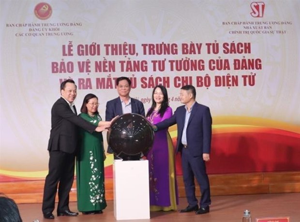 Đại biểu nhấn nút khai trương Tủ sách Bảo vệ nền tảng tư tưởng của Đảng và Tủ sách Chi bộ điện tử. (Ảnh: Phương Hoa/TTXVN)