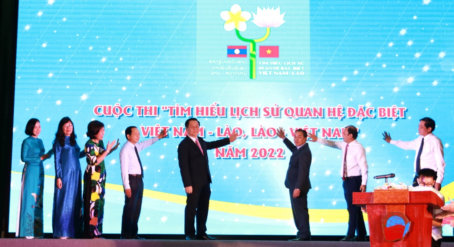 Các đại biểu ấn nút khai mạc Cuộc thị