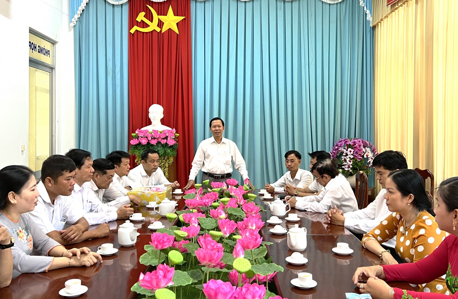 Đồng chí Nguyễn Hoàng Ba – Thành ủy viên, Bí thư Quận ủy Ô Môn chúc mừng tập thể cán bộ, nhân viên Trung tâm Văn hóa - Thể thao và Truyền thanh quận nhân Ngày Báo chí cách mạng Việt Nam.