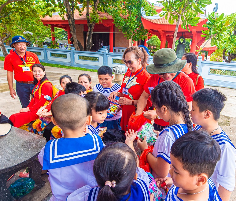 Kiều bào tặng quà các cháu ở thị trấn Trường Sa