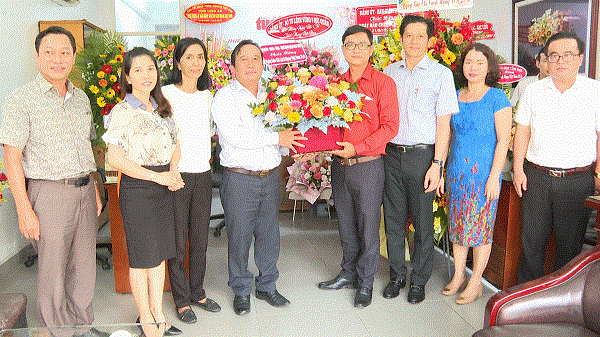 Đoàn đến chúc mừng Văn phòng đại diện Báo Tuổi Trẻ khu vực Đồng bằng Sông Cửu Long đặt tại TP Cần Thơ.