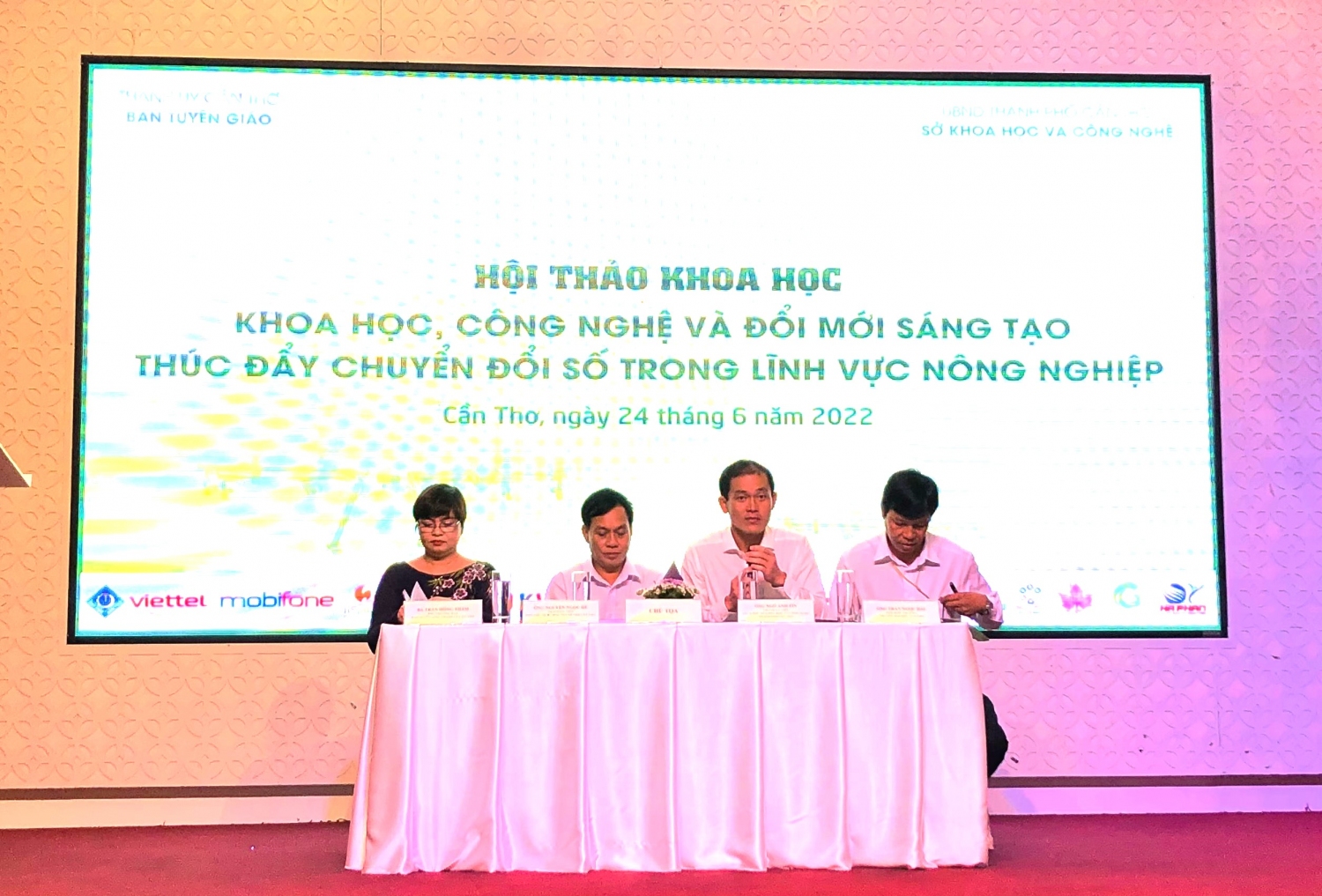 Các đồng chí Chủ trì Hội thảo.