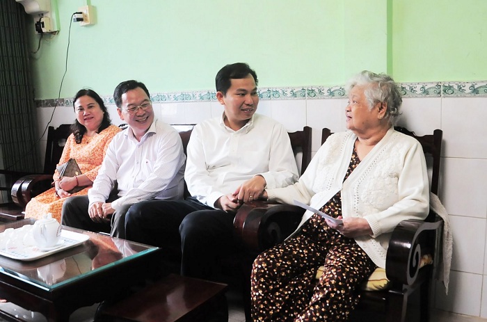 Lãnh đạo TP Cần Thơ thăm Mẹ Việt Nam anh hùng Phạm Thị Ẩn (ngụ quận Ninh Kiều). Ảnh minh họa: CTV.