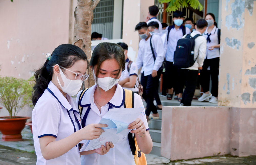 Thí sinh điểm thi Trường THPT Phan Văn Trị (huyện Phong Điền) tự tin sau khi hoàn thành kỳ thi tốt nghiệp Trung học phổ thông năm 2021. Ảnh Duy Khôi.