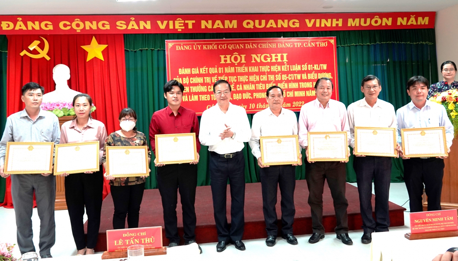 Đồng chí Lê Tấn Thủ, Ủy viên Ban Thường vụ Thành ủy, Trưởng Ban Tổ chức Thành ủy, trao giấy khen cho các tập thể thuộc Đảng bộ Khối Cơ quan Dân chính Đảng thành phố có thành tích tiêu biểu trong học tập và làm theo tư tưởng, đạo đức phong cách Hồ Chí Minh