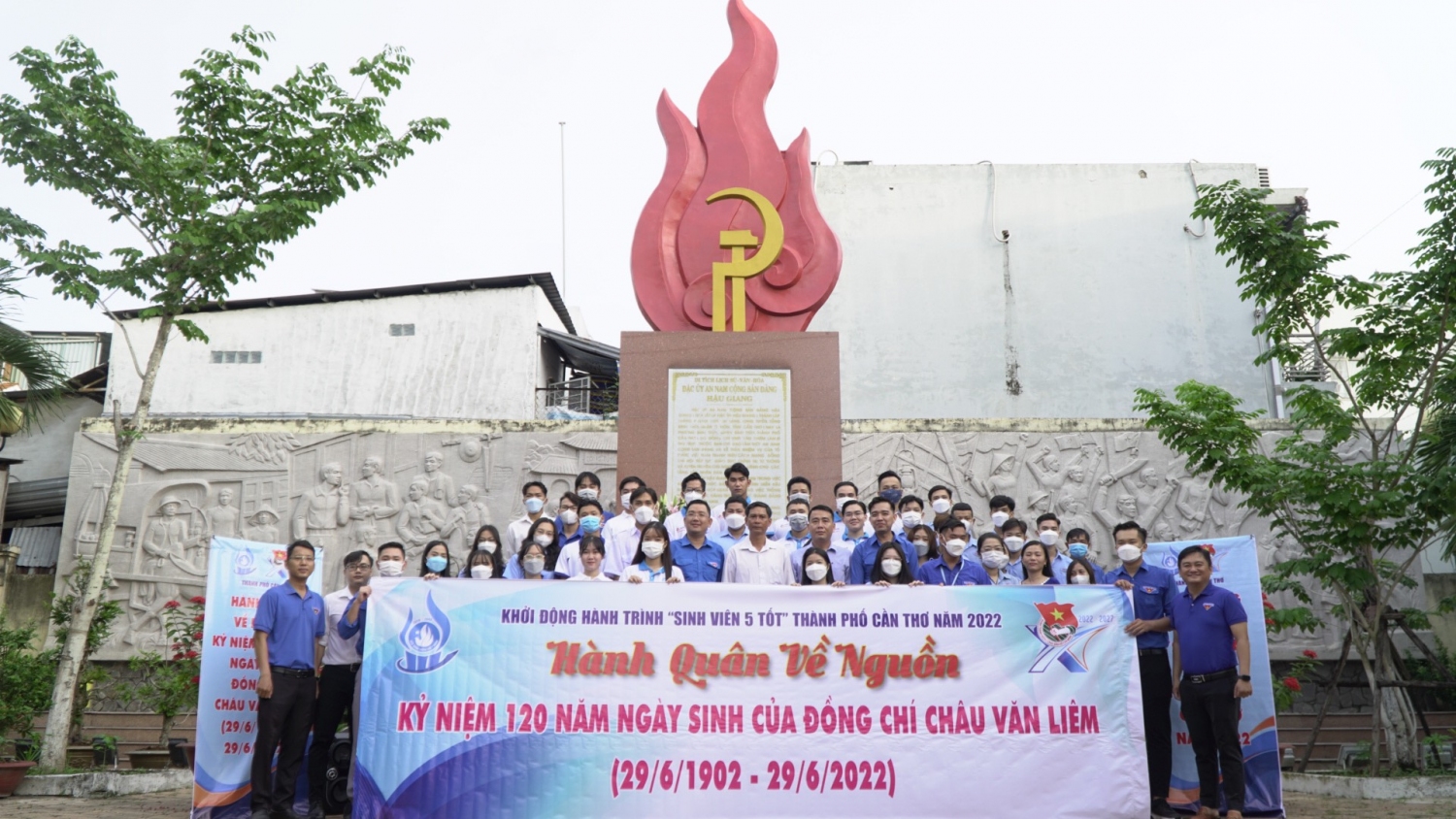 Đoàn hành trình đến Di tích Đặc ủy An Nam Cộng sản Đảng Hậu Giang (quận Bình Thủy). Ảnh: CTV.