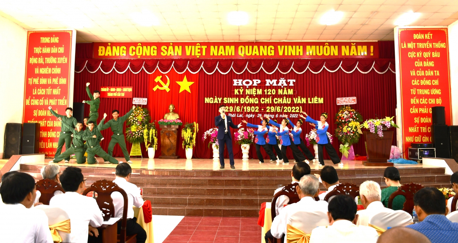Văn nghệ chào mừng buổi họp mặt.