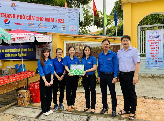 Đồng chí Lư Thị Ngọc Anh, Uỷ viên Ban Thường vụ Trung ương Đoàn, Bí thư Thành đoàn Cần Thơ thăm và tặng quà các chiến sĩ tình nguyện.