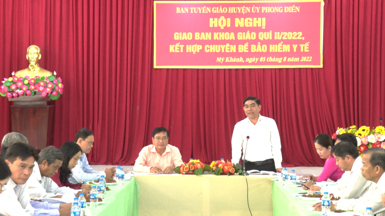 Đồng chí Nguyễn Hữu Nghị, Ủy viên Ban Thường vụ Huyện ủy, Trưởng Ban Tuyên giáo, Giám đốc Trung tâm Chính trị huyện phát biểu tại hội nghị.