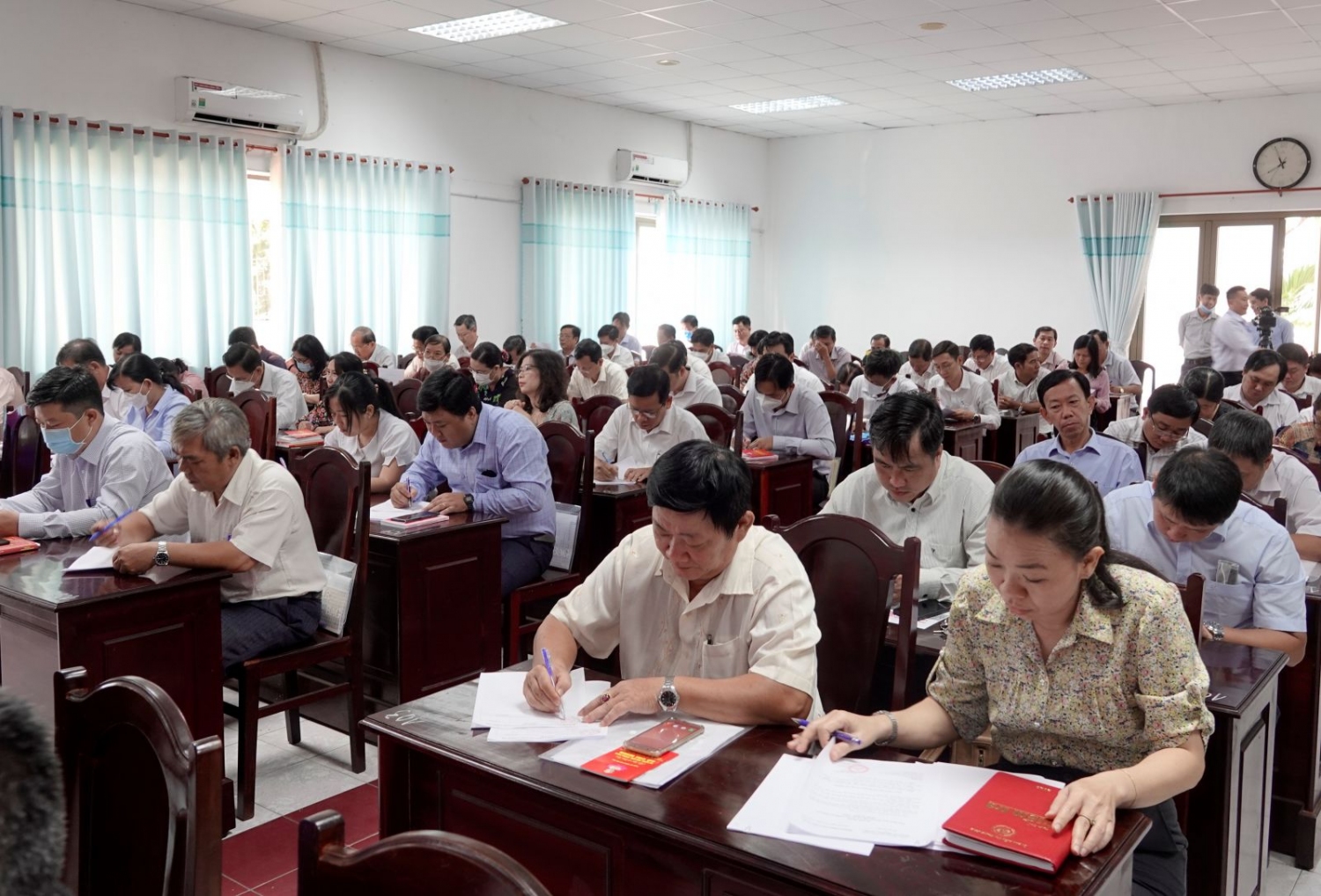 ​​​​​​​CB, ĐV làm bài kiểm tra nhận thức lý luận chính trị.