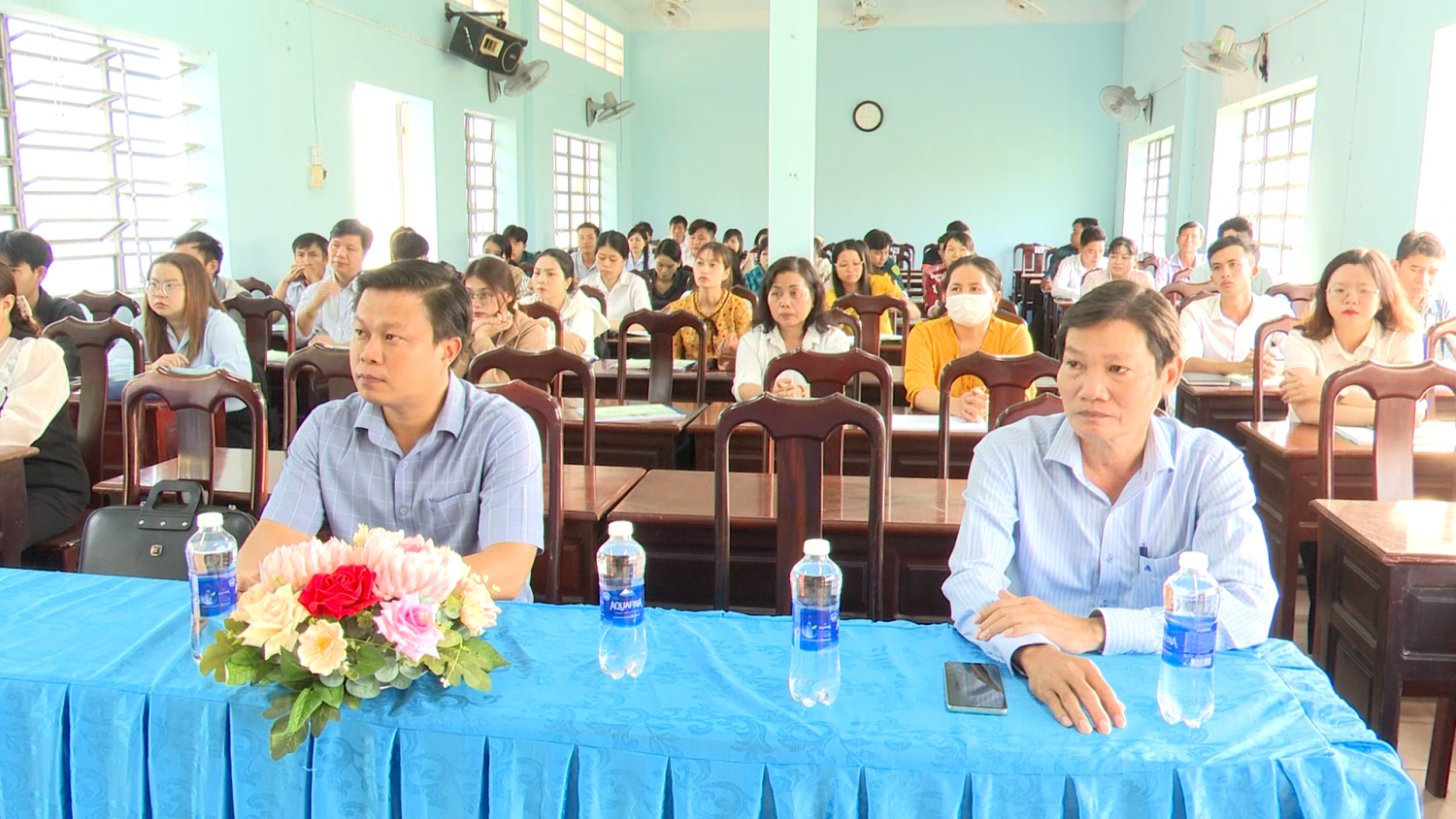 Đồng chí Huỳnh Thái Nguyên Phó Bí thư Thường trực Huyện ủy và đồng chí Phạm Thành Khoa Trưởng Ban Tổ chức Huyện ủy dự khai giảng