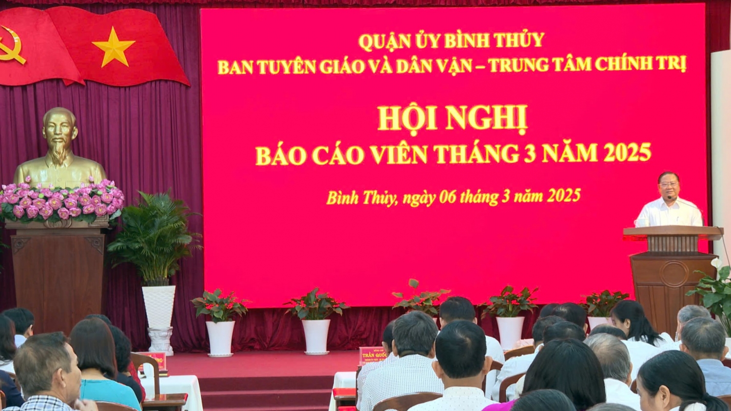 Đồng chí Trần Quốc Vũ TUV Phó Chủ tịch HĐND TPCT Bí thư Quận ủy Bình Thủy Chủ tịch HĐND quận triển khai các nội dung tại hội nghị