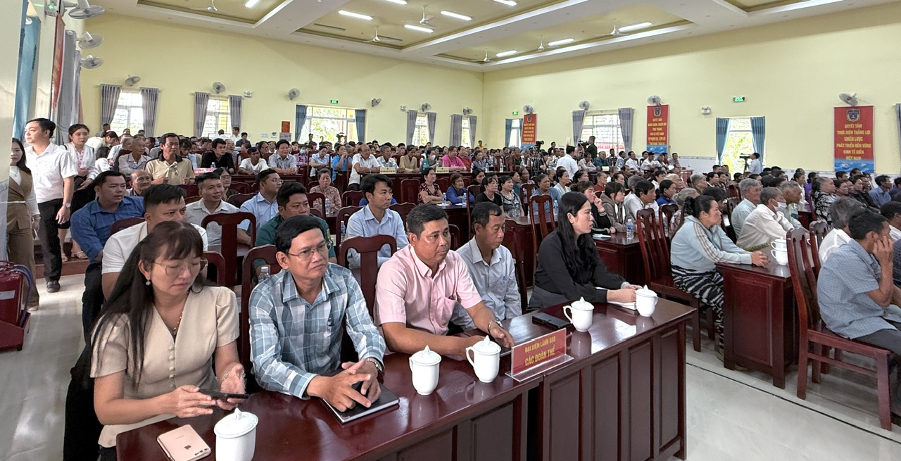 hơn 450 cán bộ, ngư dân xã Trần Đề tham dự
