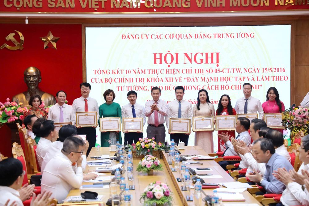 Tap the nhan bang khen