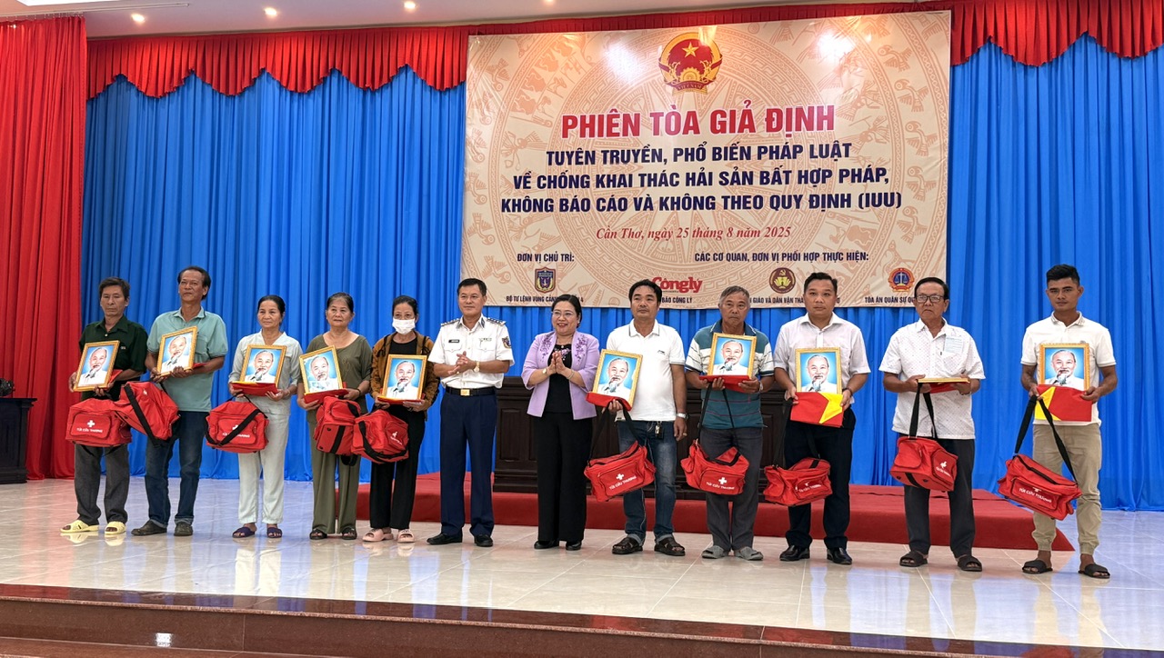 trao ảnh Bác Hồ