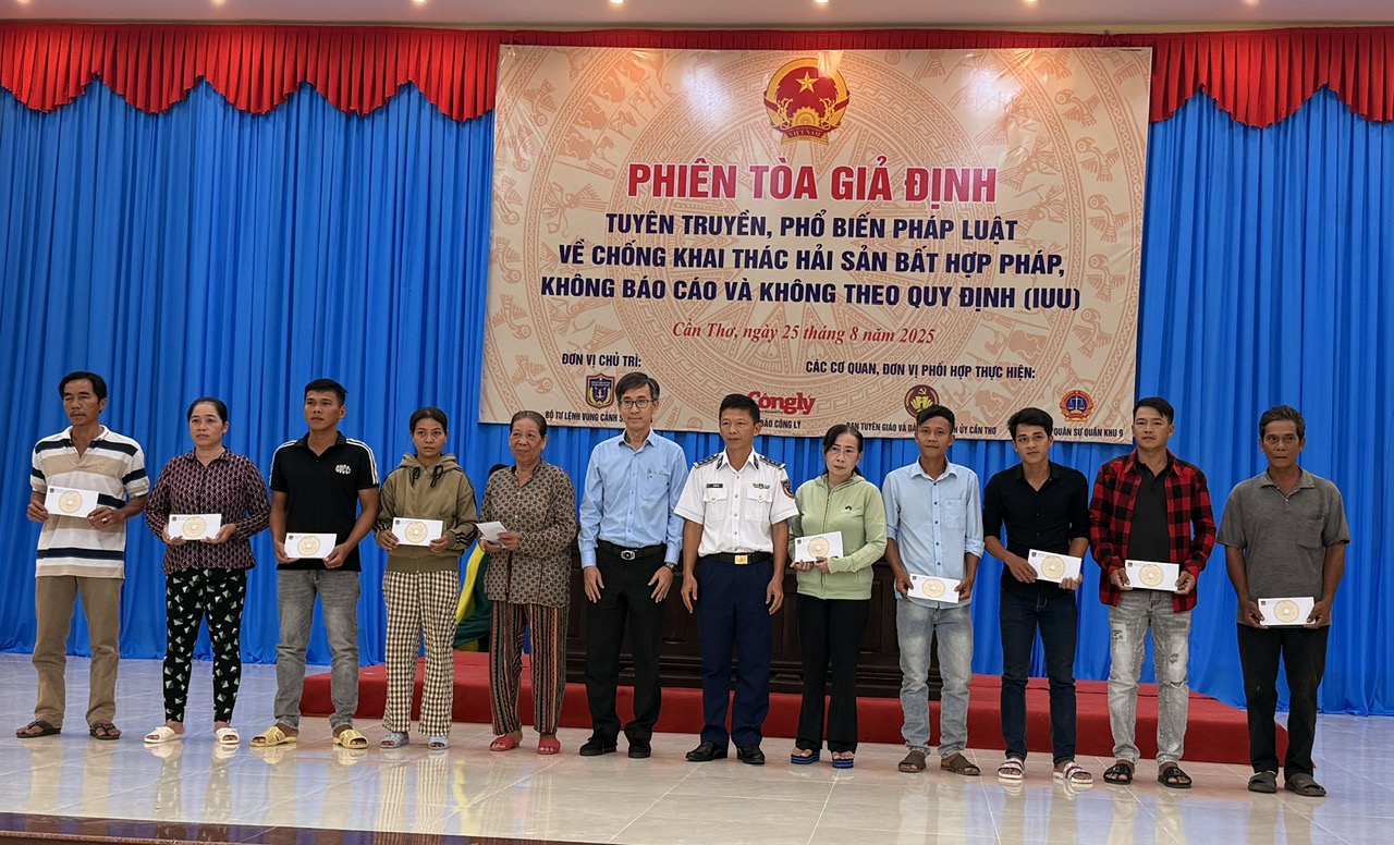 Trao quà tiền