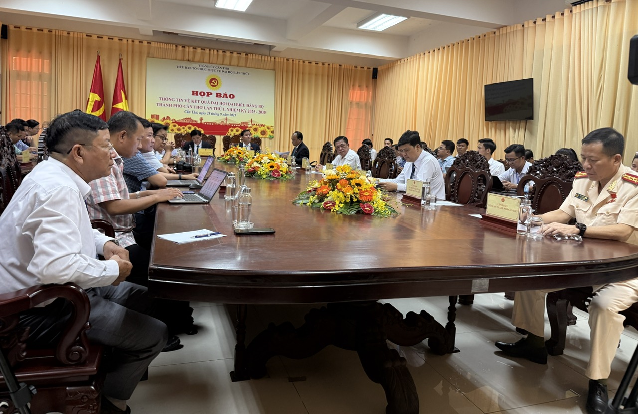 quang cảnh họp báo